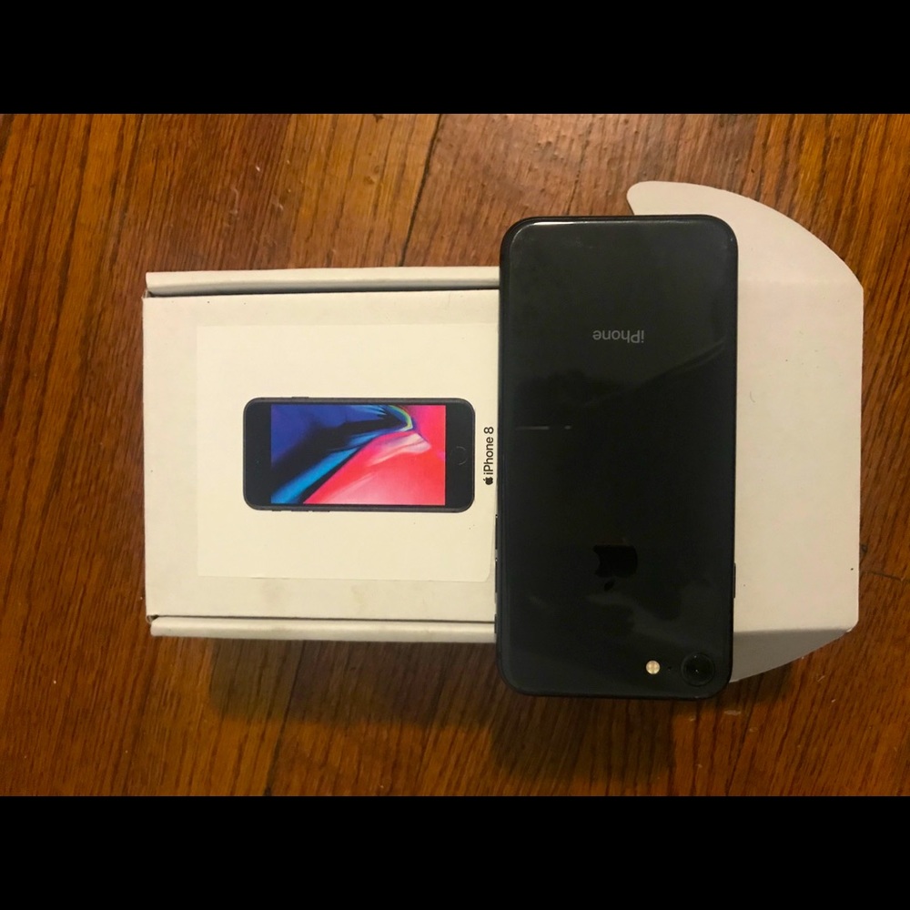 iPhone 8 - Picture 2 of 2